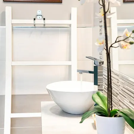 Monteverdi Boutique Apartment - Wifi & Air Con דירה
